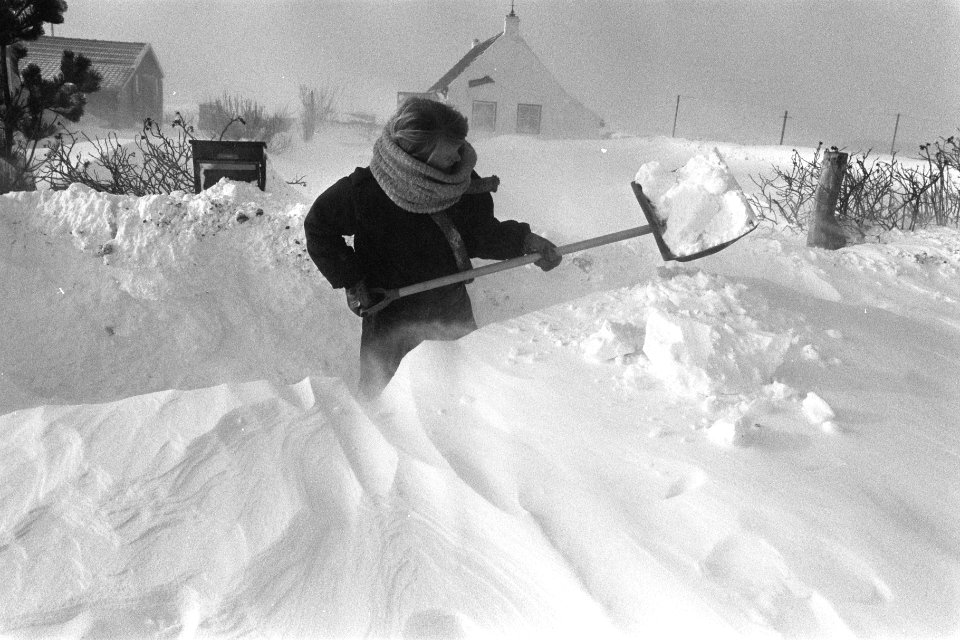 Sneeuwoverlast op Ameland sneeuwruimen in Ballum, Bestanddeelnr 933-8606