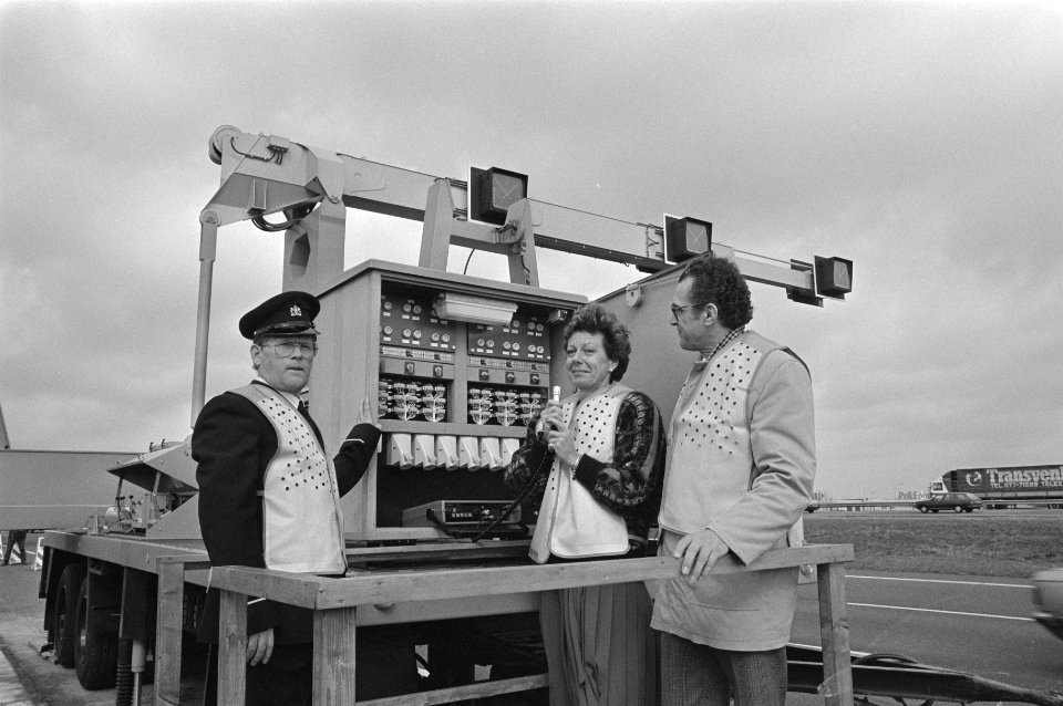 Snelwegen, straatmeubilair, wegwerkzaamheden, ministers, verkeer, Bestanddeelnr 933-6266
