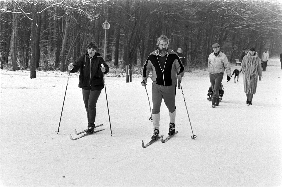 Sneeuwpret. Langlaufers in het Amsterdamse bos, Bestanddeelnr 931-8566