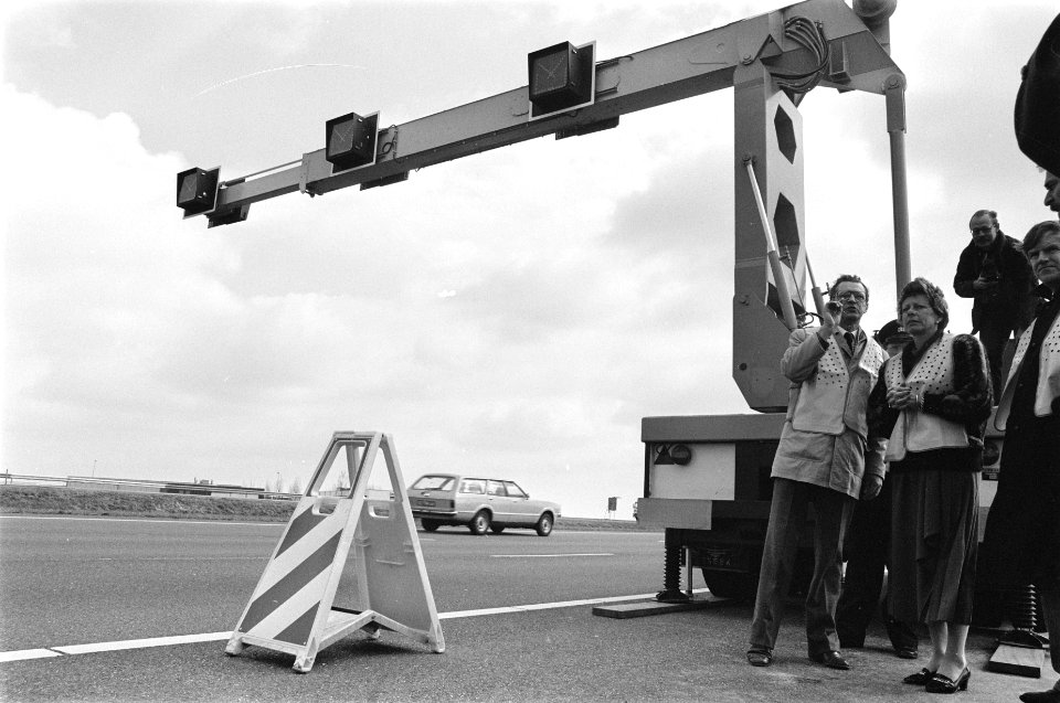Snelwegen, straatmeubilair, wegwerkzaamheden, ministers, verkeer, Bestanddeelnr 933-6265