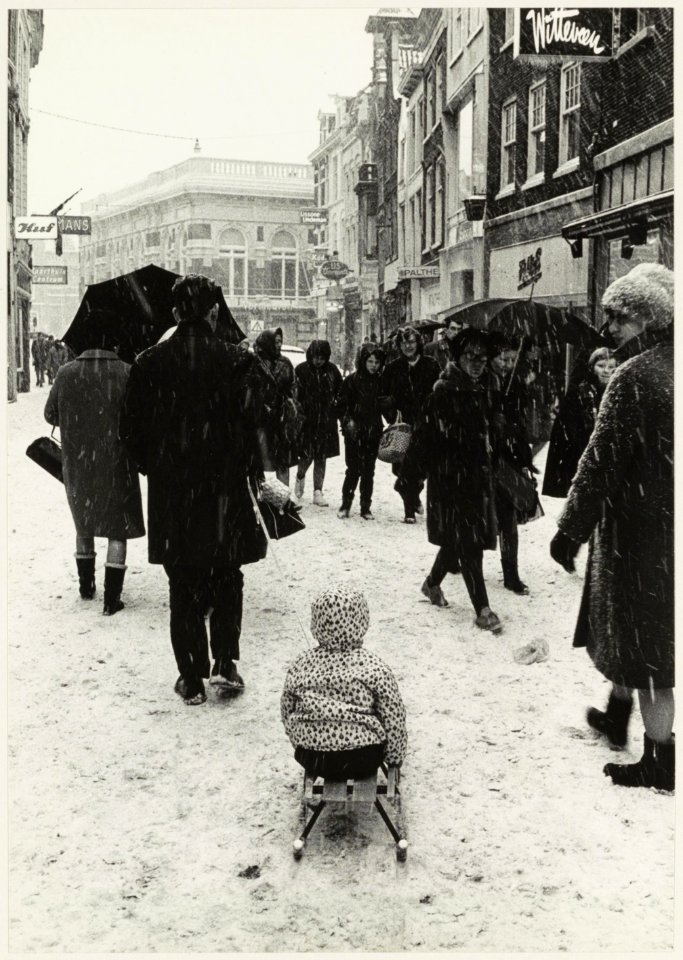 Sneeuw in de Grote Houtstraat bij de Anegang ziende naar het Noorden. NL-HlmNHA 54011715