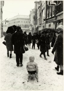 Sneeuw in de Grote Houtstraat bij de Anegang ziende naar het Noorden. NL-HlmNHA 54011715