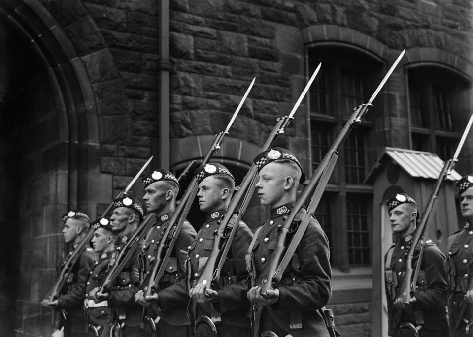 Soldaten staan op wacht, Bestanddeelnr 190-1036