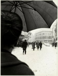 Sneeuw in de Grote Houtstraat ziende naar het noorden voor de kruising met de Spekstraat