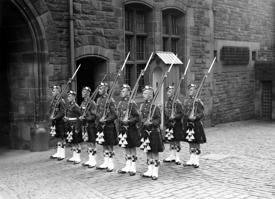 Soldaten staan op wacht, Bestanddeelnr 190-1033
