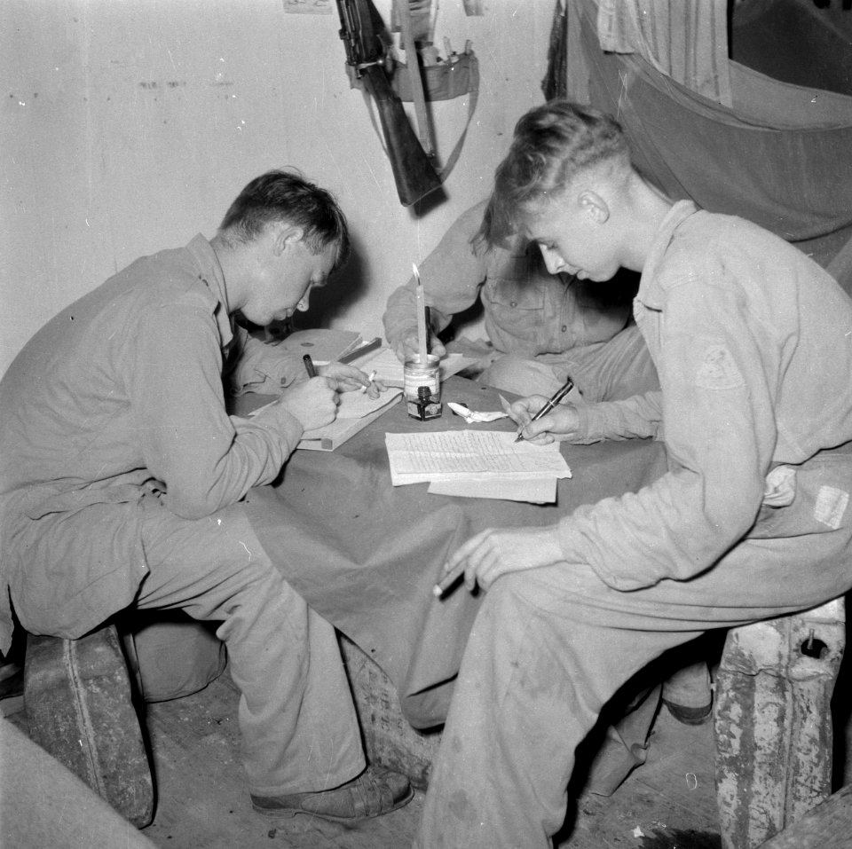 Soldaten schrijven een brief naar huis in kamp Morib Beach op Malakka, Bestanddeelnr 255-8281