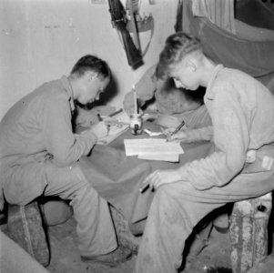 Soldaten schrijven een brief naar huis in kamp Morib Beach op Malakka, Bestanddeelnr 255-8281