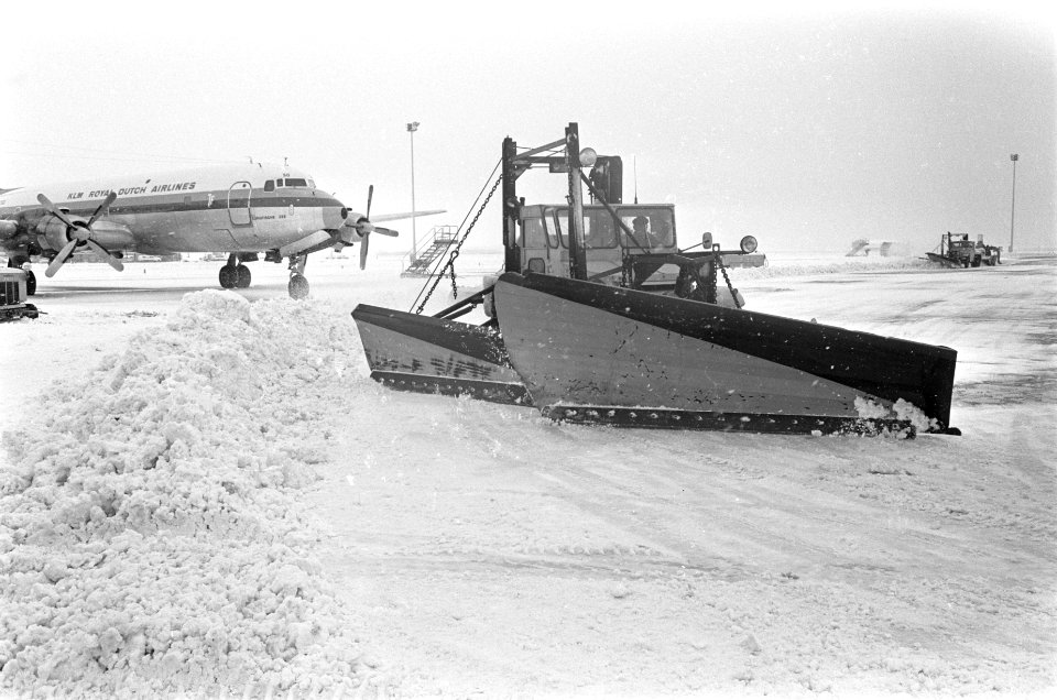 Sneeuwval, met sneeuwploegen en blowers proberen zij Schiphol sneeuwvrij te houd, Bestanddeelnr 921-0482
