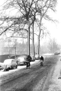 Sneeuwval, fietsers in de sneeuw, Bestanddeelnr 921-0483