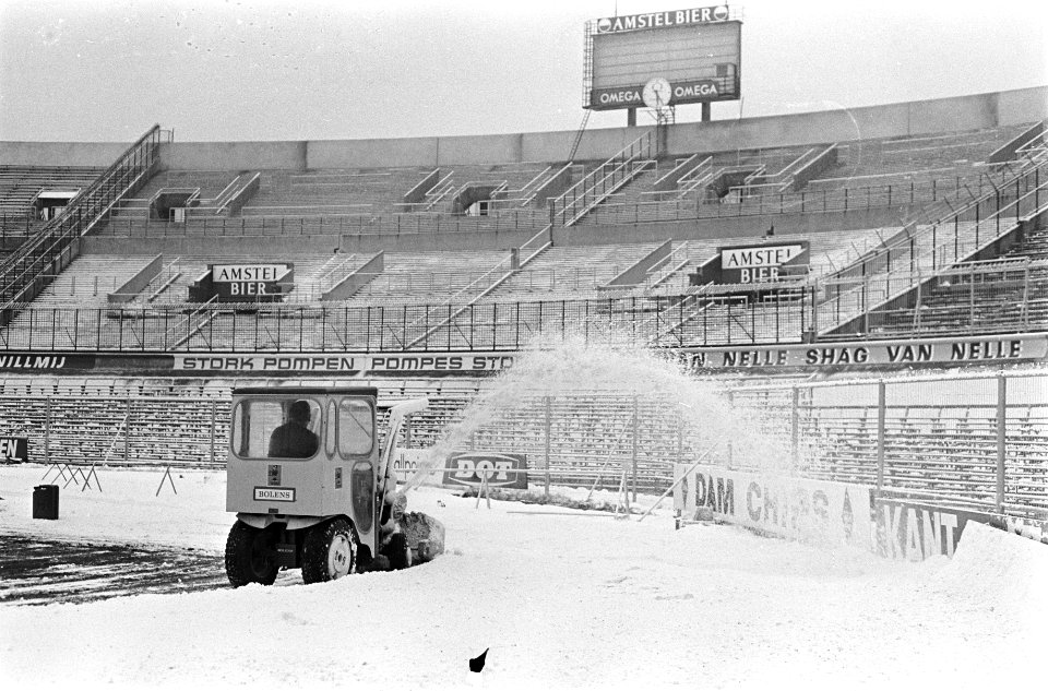 Sneeuwruimen in het Olympisch Stadion, met een grote sneeuwblazer aan het werk, Bestanddeelnr 922-0929