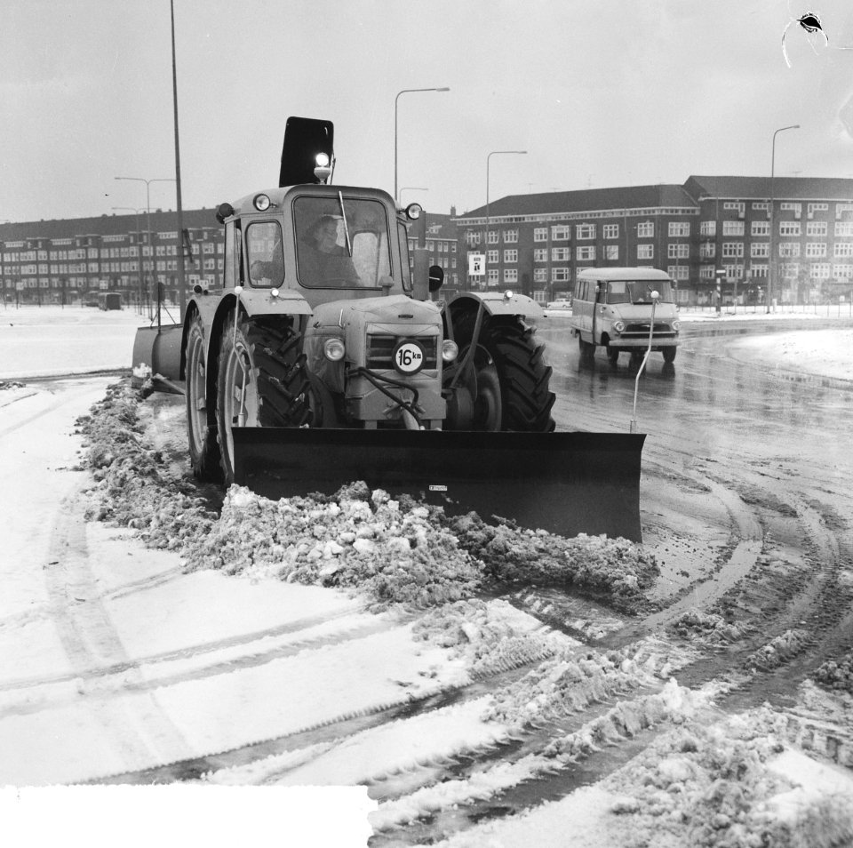 Sneeuwschuivers op het Europaplein in Amsterdam aan het werk, Bestanddeelnr 917-2912