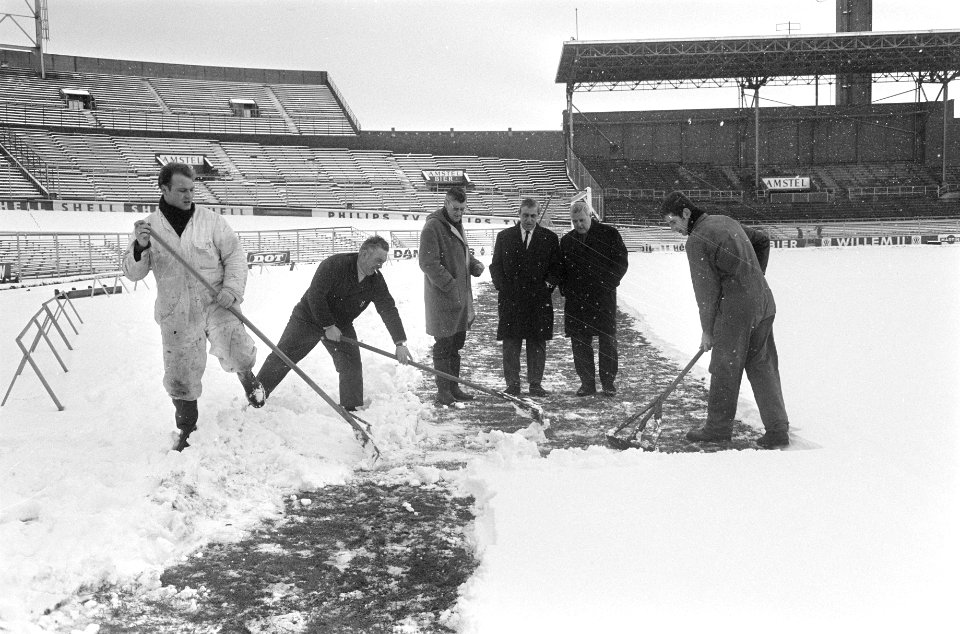 Sneeuwruimen in Olympisch Stadion voor wedstrijd Ajax tegen Benfica het veld wor, Bestanddeelnr 922-0886