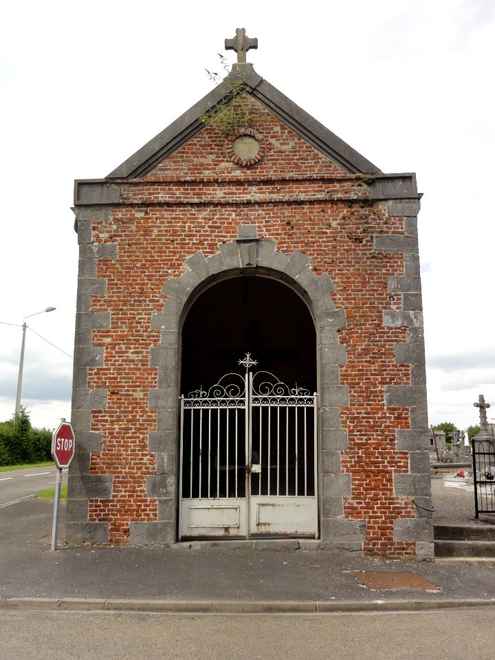Solre-le-Château (Nord, Fr) chapelle - calvaire près cimetière
