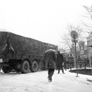 Sneeuwval. Truck met oplegger kan niet over brug Reguliersgracht te Amsterdam. G, Bestanddeelnr 923-2626