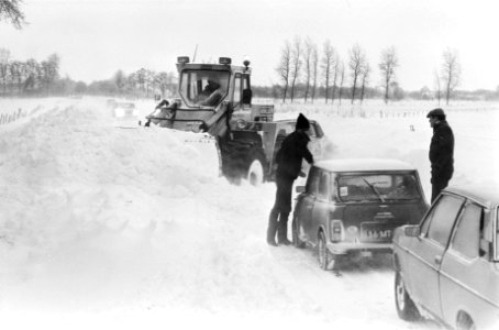 Sneeuwvrij maken wegen en boederijen uit hun isolement halen in de noordelijke p, Bestanddeelnr 930-1252