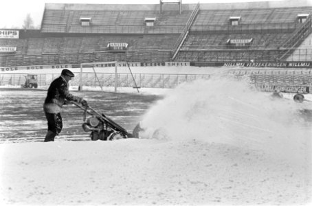 Sneeuwruimen in Olympisch Stadion met een kleine sneeuwblazer aan het werk, Bestanddeelnr 922-0926