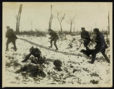 Soldaten vermaken zich met een sneeuwballen gevecht., Bestanddeelnr 158-1341