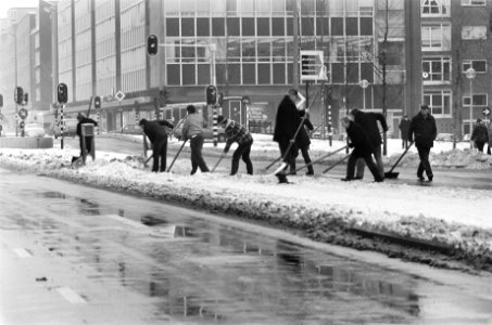 Sneeuwruimers aan het werk in Amsterdam, Bestanddeelnr 930-0640