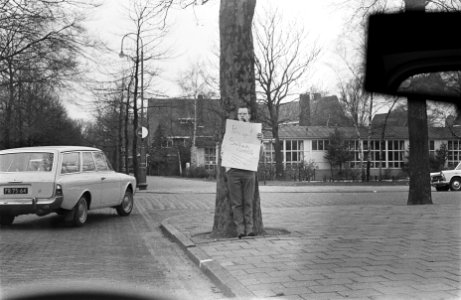 Snelheidscontrole, agent achter boom, Bestanddeelnr 919-0275