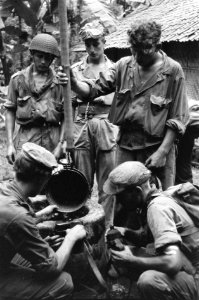 Soldaten vullen hun veldflessen met water uit een waterput, Bestanddeelnr 5613