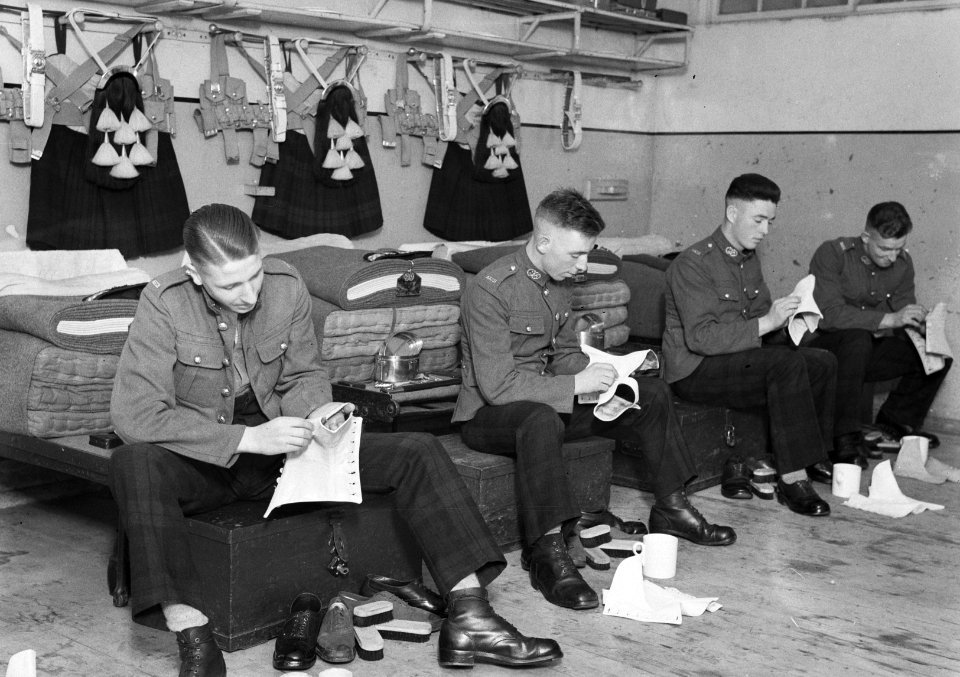 Soldaten witten hun slobkousen, Bestanddeelnr 190-1027
