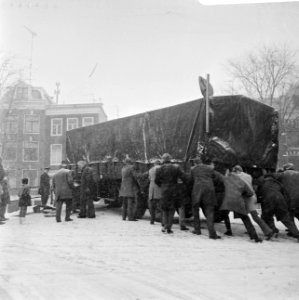 Sneeuwval. Truck met oplegger kan niet over brug Reguliersgracht te Amsterdam. G, Bestanddeelnr 923-2622