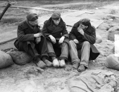 Soldaten met klompen in Hellevoetsluis, Bestanddeelnr 905-5545
