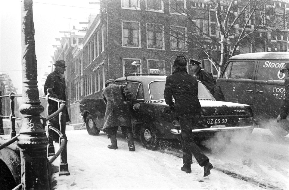 Sneeuwval, mensen helpen een taxi brug op duwen, Bestanddeelnr 921-0484