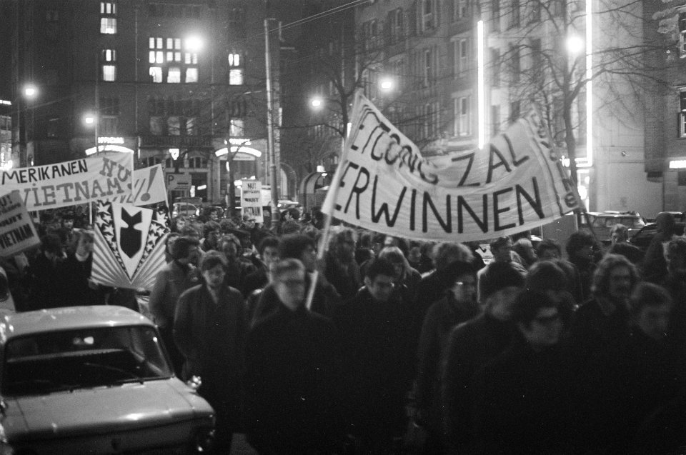 Solidariteitsdemonstratie voor het USA-moratoriumcomite tegen Amerikaanse troepe, Bestanddeelnr 922-9730