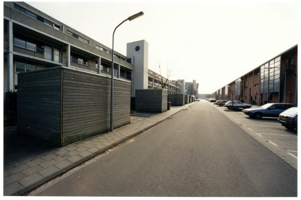 Solidarnoscstraat in de toen nog jonge nieuwbouwwijk Zuiderpolder. Links de achterkanten van de appartementen aan de Charta77Vaart, rechts woningen aan de Solidarnoscstraat naar ontwerp van , NL-HlmNHA 54036311