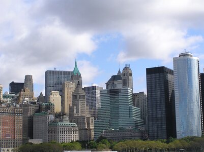 Clouds reka skyscrapers