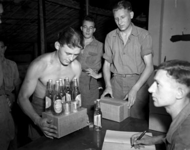 Soldaten ontvangen een kerstpakket, Bestanddeelnr 10608