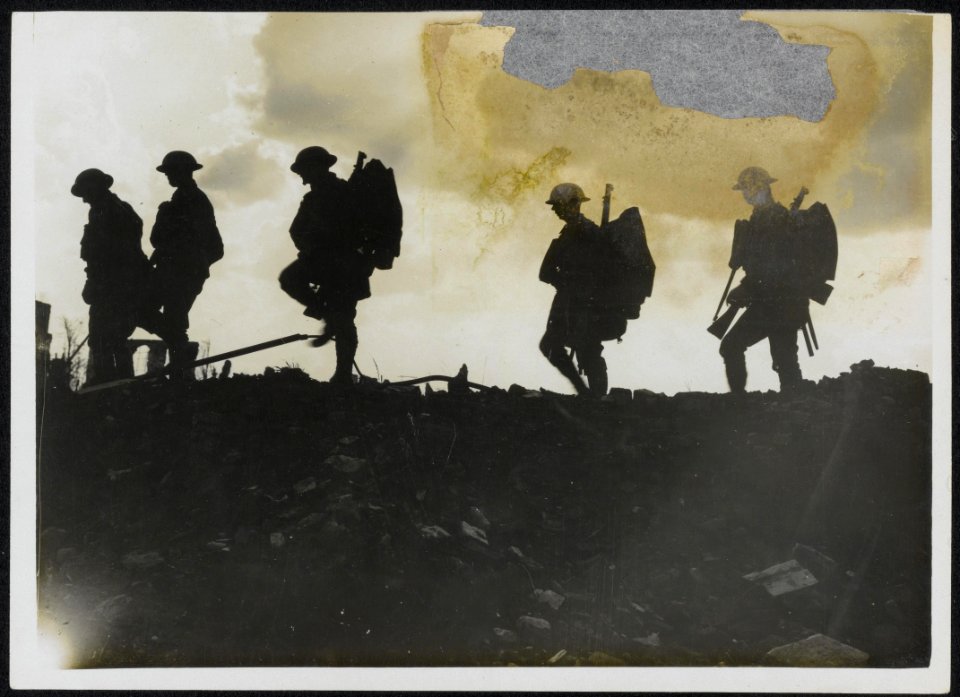 Soldaten onderweg bij het front, Bestanddeelnr 158-0012