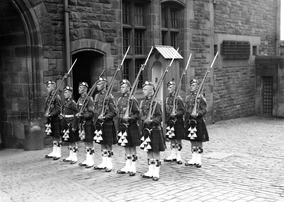 Soldaten staan op wacht, Bestanddeelnr 190-1032