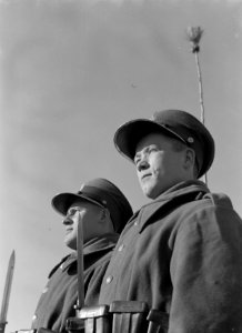 Soldaten staan op wacht bij de grens, Bestanddeelnr 190-1181