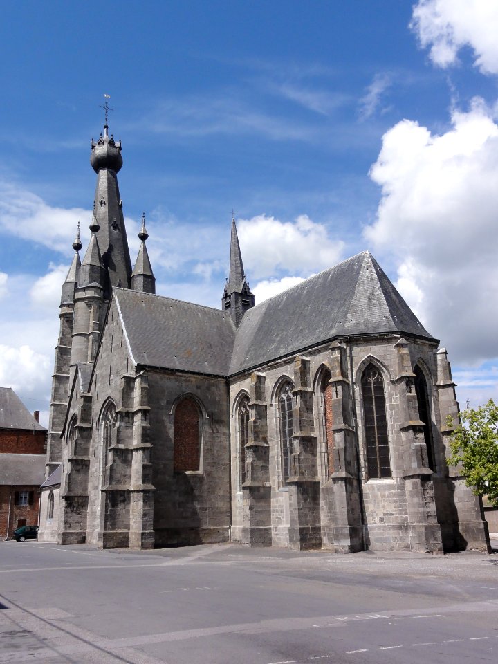 Solre-le-Château (Nord, Fr) église, par arrière