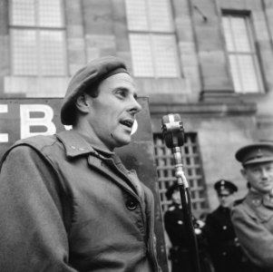 Soldaten op de Dam in Amsterdam Een Canadese (of Britse) luitenant houdt een , Bestanddeelnr 900-5348