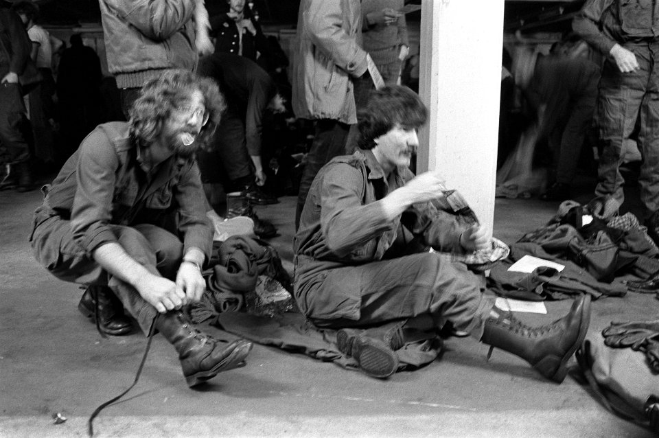 Soldaten verkleden zich in het gebouw van Tetterode, Bestanddeelnr 931-8182