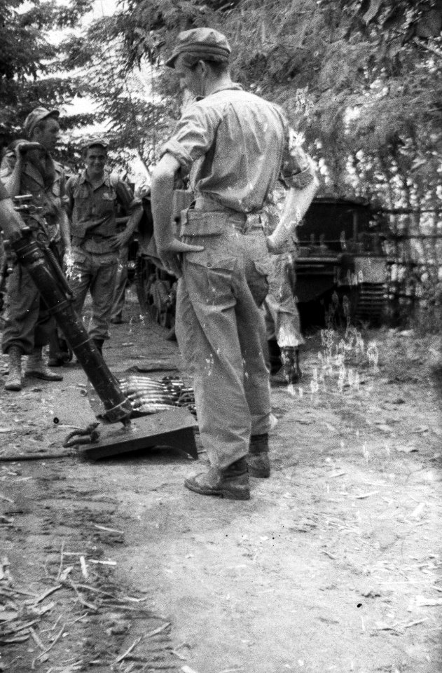 Soldaten staan bij een zware mortier met granaten, Bestanddeelnr 7114