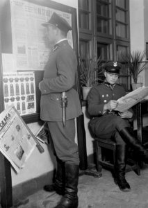 Soldaten lezen de krant in de kazerne van Stoubcy, Bestanddeelnr 190-1171