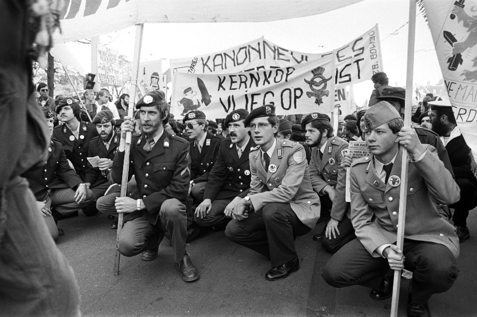 Soldaten in uniform met spandoek Kernkop vlieg op, Bestanddeelnr 932-7523