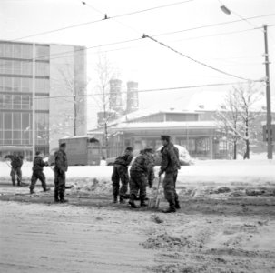 Soldaten maken tramrails sneeuwvrij op de Maximiliansplatz, Bestanddeelnr 254-3726