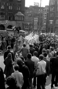 Socialistische jeugd hield Oranje-feest op de Dam, Amsterdam met een draak , Bestanddeelnr 922-3591