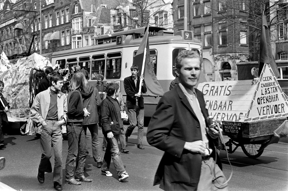 Socialistische jeugd hield Oranje-feest op de Dam, Amsterdam met een draak , Bestanddeelnr 922-3594