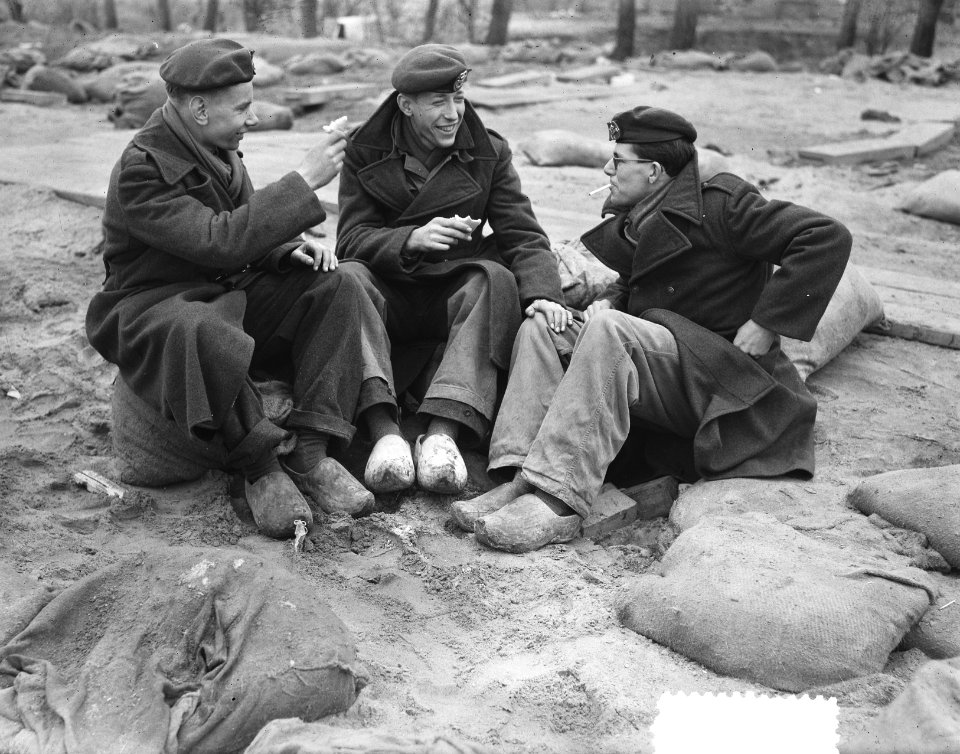 Soldaten met klompen in Hellevoetsluis, Bestanddeelnr 905-5544