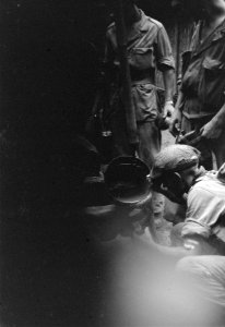 Soldaten vullen hun veldflessen met water uit een waterput, Bestanddeelnr 5614
