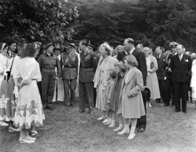Soestdijk, Koninklijke familie in gesprek, Bestanddeelnr 903-4778