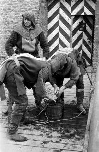 Soldaten zijn op de ophaalbrug in de weer met een emmer, Bestanddeelnr 921-6929