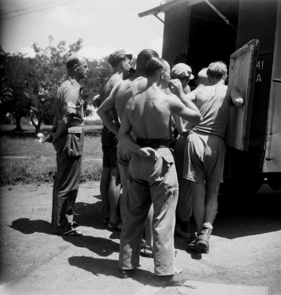 Soldaten verzamelen zich bij de ingang van de truck van de Dienst Welfare, Bestanddeelnr 11333