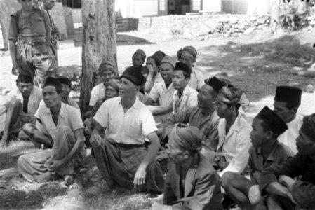 Soerabja-sector Indonesische mannen en jongens zitten op de grond en worden toe, Bestanddeelnr 4632